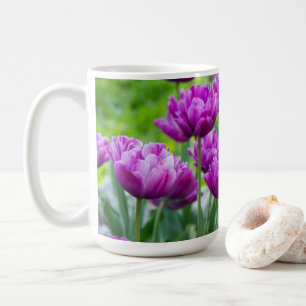 Caneca De Café Tulipas lilás brilhantes num dia ensolarado