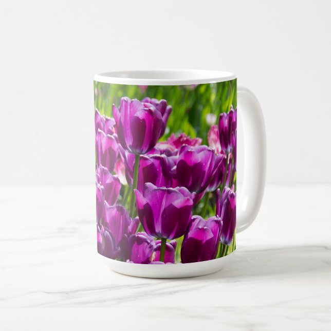 Caneca De Café Tulipas lilás brilhantes num dia ensolarado (Frente Esquerda)