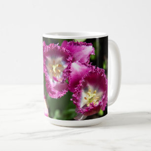 Caneca De Café Tulipas púrpuras e brancas no jardim