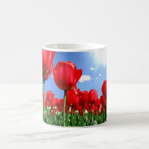 Caneca De Café Tulipas vermelhas em primavera