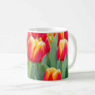Caneca De Café Tulipas Vibrantes Vermelhas e Amarelas no Jardim d