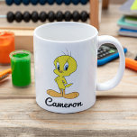 Caneca De Café TWEETY™ | Pássaro inteligente<br><div class="desc">Descanse os cafés com esta caneca de café Tweety "Clever Bird"! Apresentando o carinhoso canário Looney Tunes em um charmoso design, esta caneca destaca a inteligência e a personalidade adoráveis de Tweety. Feito de materiais duráveis com uma pega confortável, é perfeito para suas bebidas quentes favoritas. Personalize-o para adicionar um...</div>