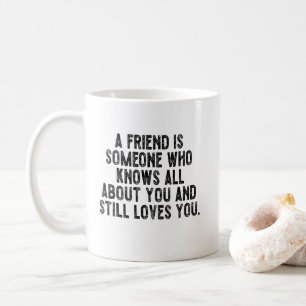Caneca De Café Um amigo é alguém que sabe tudo sobre você e ain