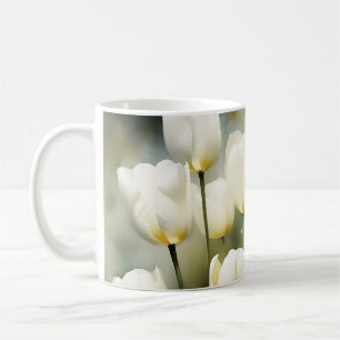 Caneca De Café Um bando de Tulipas Brancas em um Jardim Serene