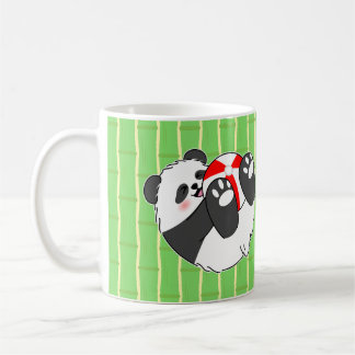 Caneca De Café Um Bebê Panda Fofo Brincando com uma Bola