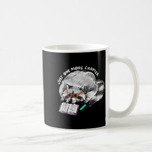 Caneca De Café Um capítulo mais guaxinim lendo amante de livro en
