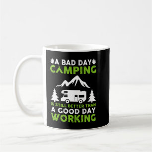 Caneca De Café Um dia ruim de acampamento ainda é melhor que um b