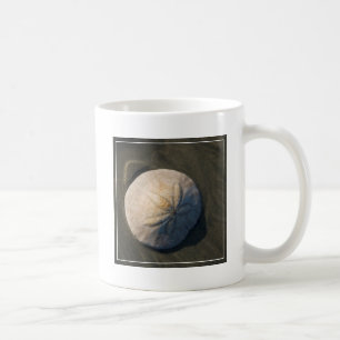 Caneca De Café Um dólar de areia na praia
