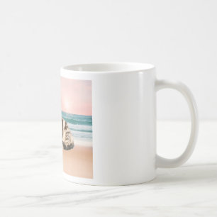 Caneca De Café Um gato listrado mais fofo sentado na praia com o 