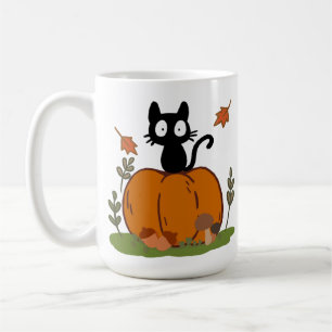 Caneca De Café Um gato preto sentado em uma abóbora