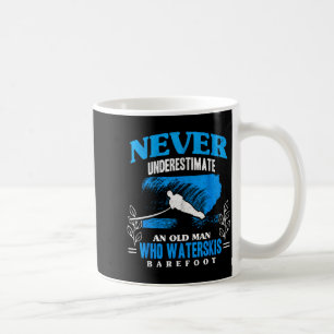Caneca De Café Um homem idoso pratica esqui aquático sem sapatos