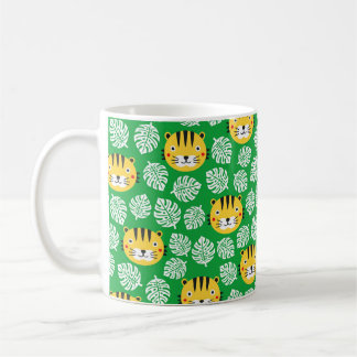 Caneca De Café Um padrão uniforme mais alto com folhas tropicais.