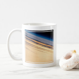 Caneca De Café Um Sunset Orbital Ao Largo Da Costa Da Baixa Calif