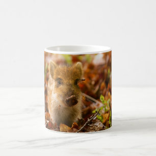 Caneca De Café Um Sus Scrofa do leitão do javali nas folhas de