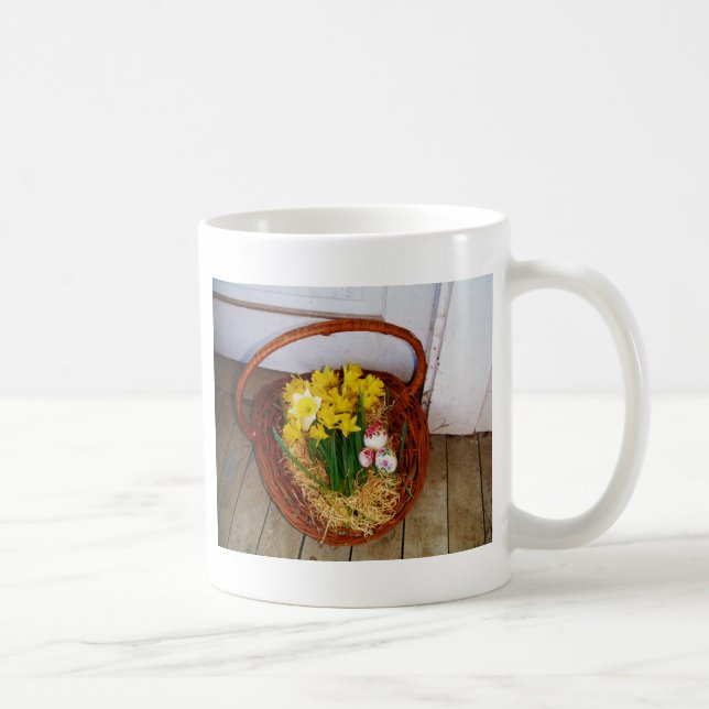 Caneca De Café Uma cesta de narcisos amarelos e ovos de Páscoa fl (Direita)