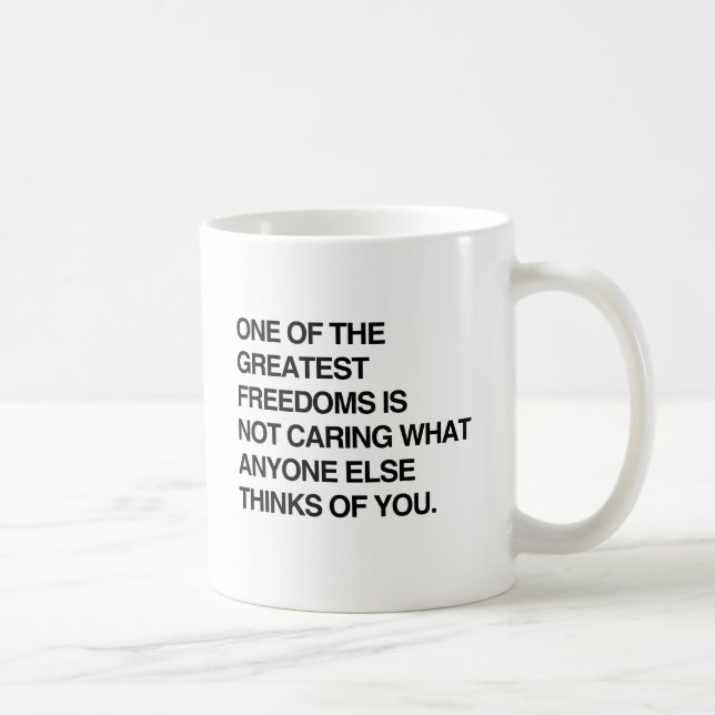 Caneca De Café UMA DAS MAIORES LIBERDADES É NÃO SE IMPORTAR.png (Direita)