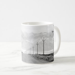 Caneca De Café Uma estrada solitária e montanhas das linhas