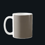 Caneca De Café uma parede marrom com um relógio preto e branco<br><div class="desc">Elevem sua decoração doméstica com uma parede marrom moderna e minimalista adornada com um relógio branco e preto chic. Melhore o seu espaço com esta arte monocromática de parede na moda!"</div>