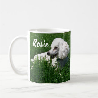 Caneca De Café Uma Poodle Branca Descansada na Grama Verde Lush