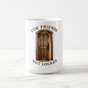 Caneca De Café Uma porta de madeira envelhecida.