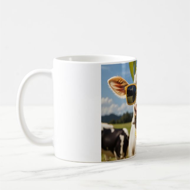 Caneca De Café Uma Vaca Divertida Usando Óculos de Sol Em Um Camp (Esquerda)