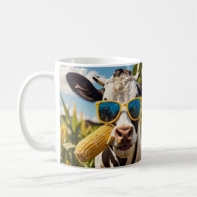 Caneca De Café Uma Vaca Engraçada Comendo Uma Espiga de Milho em  (Esquerda)
