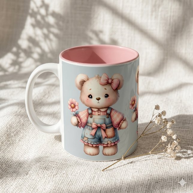 Caneca De Café Urso de Pelúcia Pastel Usando Macacão e Segurando  (Pastel Teddy Bear Holding Flower Wearing Overalls Coffee Mug)