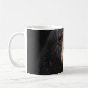 CANECA DE CAFÉ URSO NEGRO NA BANCADA DE ÁRVORE DE MADEIRA MARCAD