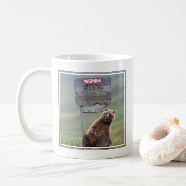 Caneca De Café Urso Pardo Brinca Com Placa (Com Donut)