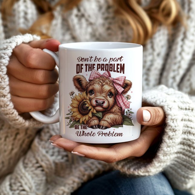Caneca De Café Vaca das Terras Altas É Todo o Problema (Cute highland cow mug "Don't be a part of the problem, be the whole problem.")