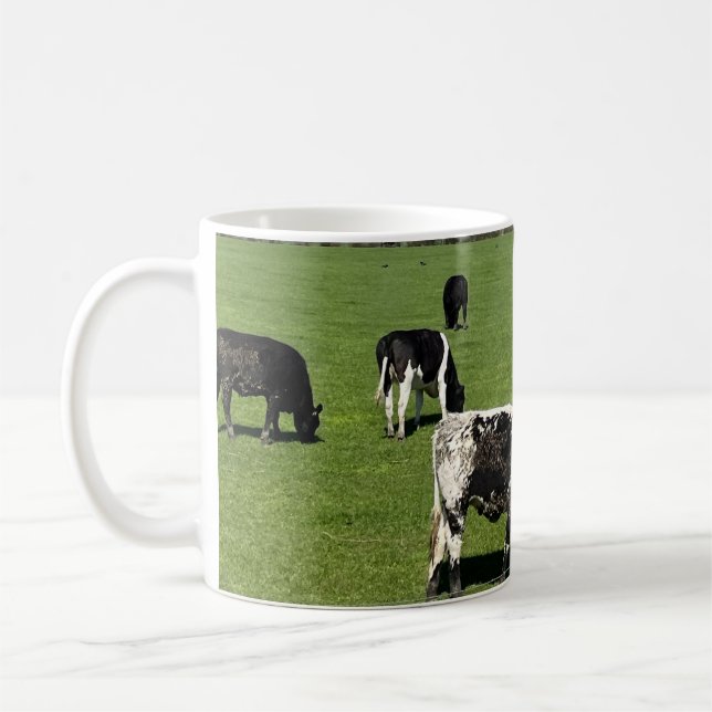 Caneca De Café Vacas negras e brancas no campo na Irlanda (Esquerda)
