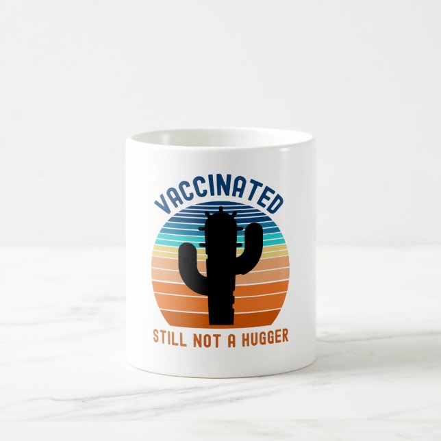 Caneca De Café Vacinado Ainda Não É Um Abraço (Centro)