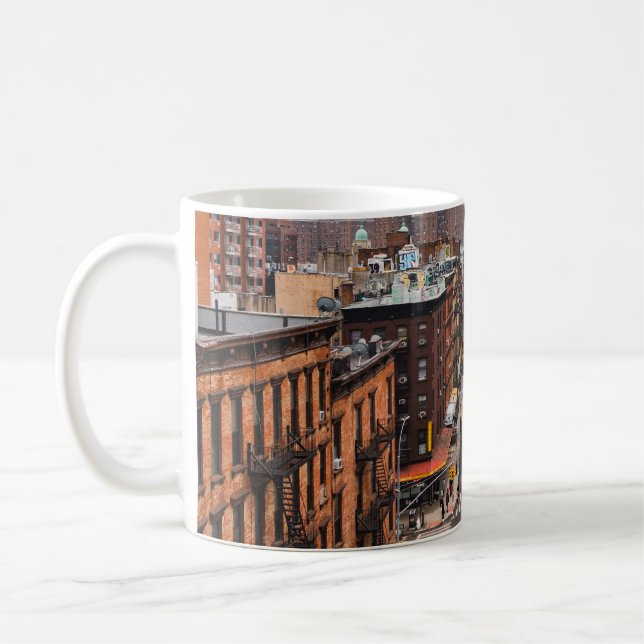 CANECA DE CAFÉ VEÍCULOS RODOVIÁRIOS ENTRE EDIFÍCIOS DE ALTO AUMEN (Esquerda)