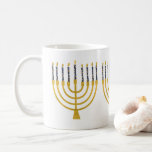 Caneca De Café Velas Azuis Festivas Menorah Hanukkah<br><div class="desc">Velas de folha de ouro falsa para a comemoração de Chanucá. A ilustração menorah Whimsical com estrelas brancas cobria velas celestiais em um falso suporte de velas menorah dourada. Menorah elegante Starry Hanukkah ilustrava presentes de design e produtos de papel.</div>