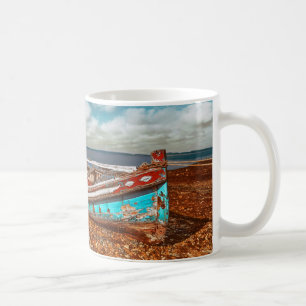 Caneca De Café Velha Aiola. Barco tradicional português em praia