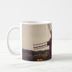 Caneca De Café Velho moinho de vento. Paisagem do outono. Arquite