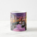 Caneca De Café Veneza, Itália Canal Cênico e Arquitetura Veneza<br><div class="desc">Uma caneca de café com uma bela fotografia de paisagem cênica de um canal em Veneza,  Itália. Com nuvens roxas escuras,  parece que uma tempestade está chegando. Captura de excelentes da arquitetura venetiva única e reflexões aquáticas.</div>