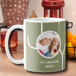 Caneca De Café Verde de Natal de Férias da Família Personalizada<br><div class="desc">Esta caneca de Natal na moda é decorada com a palavra JOY em um fundo verde. Facilmente personalizável com sua foto e seu nome.</div>