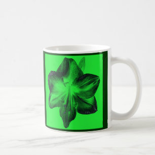 Caneca De Café Verde Escuro sobre o Amaryllis Verde Claro