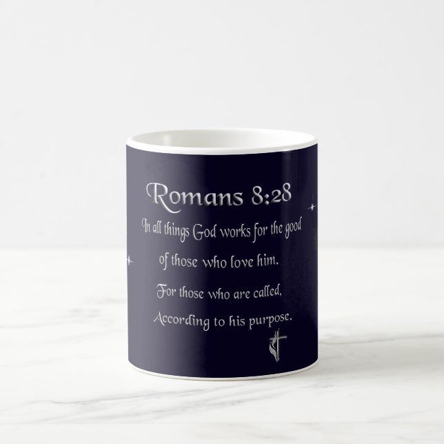 Caneca De Café versículo bíblico cristão Romanos 8:28 (Centro)