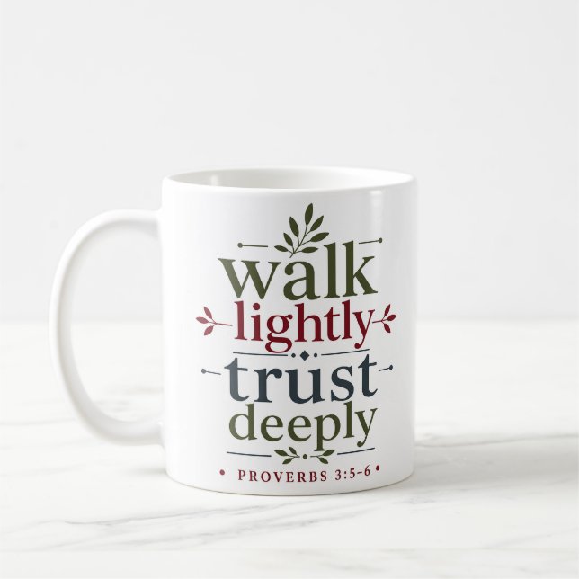 Caneca De Café Versículo da Bíblia Cristã Andar Levemente Confiar (Esquerda)