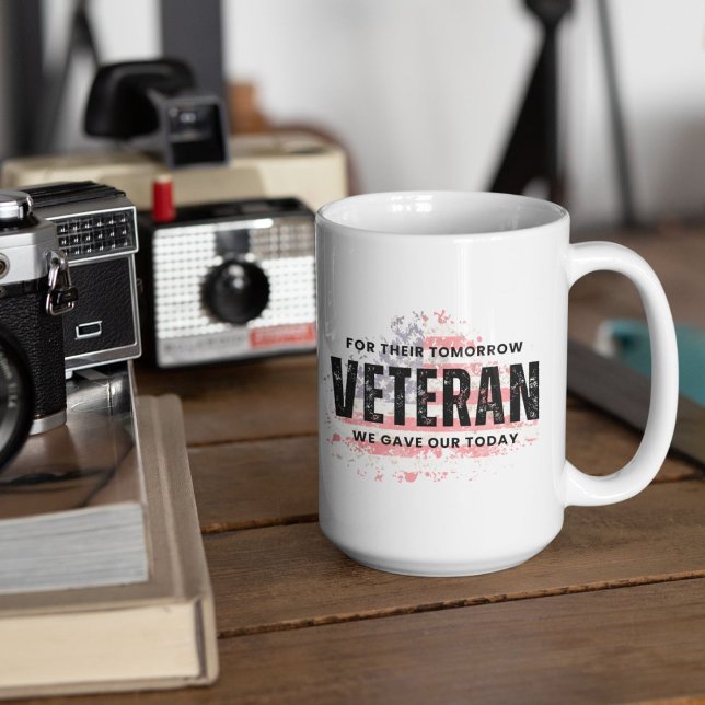Caneca De Café Veterano dos EUA - Para O Amanhã Demos Nosso Hoje (Shown with 15oz mug. Available in a wide variety of types and sizes. )