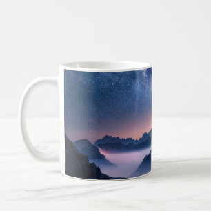 Caneca De Café Via Látea sobre montanhas de nevoeiro à noite no