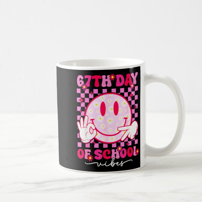Caneca De Café Vibes do 67º dia de aula 67 Meme Rosto Sorridente  (Direita)