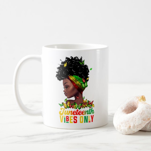 Caneca de Café Vibrações de Juneteenth (Com Donut)