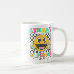 Caneca De Café Vibrações do 67º Dia de Escola Rosto Sorridente Fo