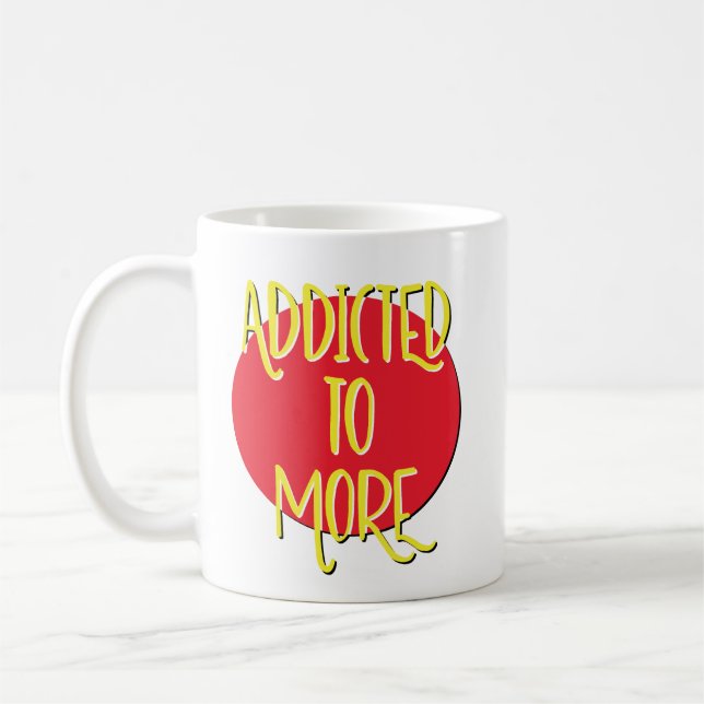 Caneca De Café Viciado em Mais Slogan de Recuperação (Esquerda)