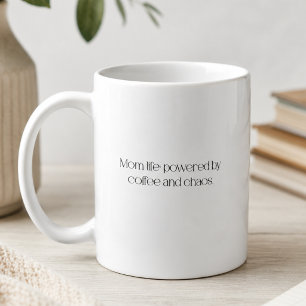 Caneca De Café Vida de Mãe: Energizada por Café e Caos.