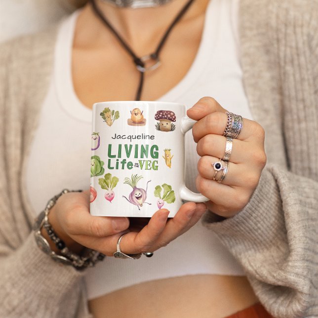 Caneca De Café Vida Vegan Personalizada no Presente Veg (Living life on the veg personalized fun mug with happy smiling vegetables.)