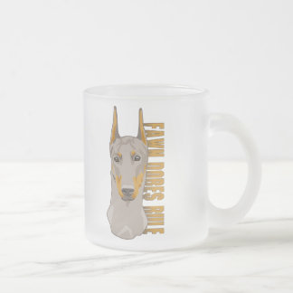Caneca De Café Vidro Jateado A cabeça do Doberman, jovem corça persegue a regra